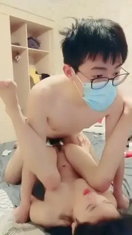 居家年轻的小夫妻，在家直播赚钱，无套啪啪，花样很多姿势做爱