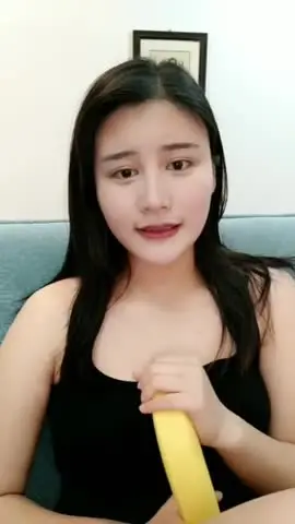 颜值不错长相清纯妹子挺骚妹子沙发上滴蜡自摸逼逼呻吟娇