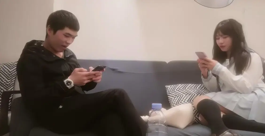 小东头探花回归约了个JK装萌妹子啪啪,特写口交穿上开档黑丝翘屁股猛操1