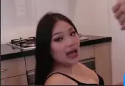 丰腴小母狗时时准备吃鸡在厨房做饭到一半就打起炮来