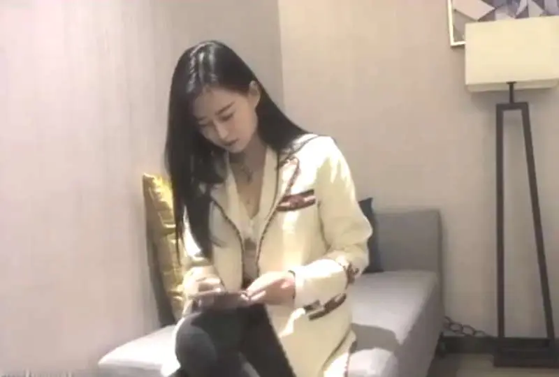 约草气质美女,颜值担当,不愧是大学校花