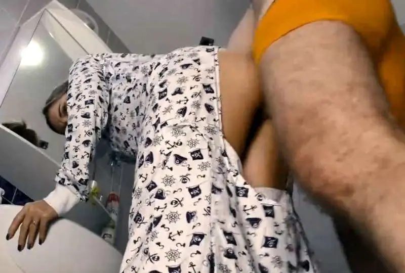 德华推荐 刷牙被我后入,这裤子真方便