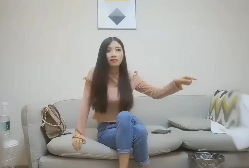 约了个牛仔裤妹子,近距离特写掰穴椅子上跪着猛操