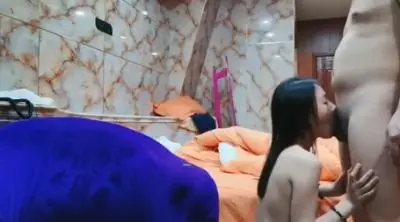 酒店约炮牛仔裤苗条学生妹,浓密毛毛依旧性感