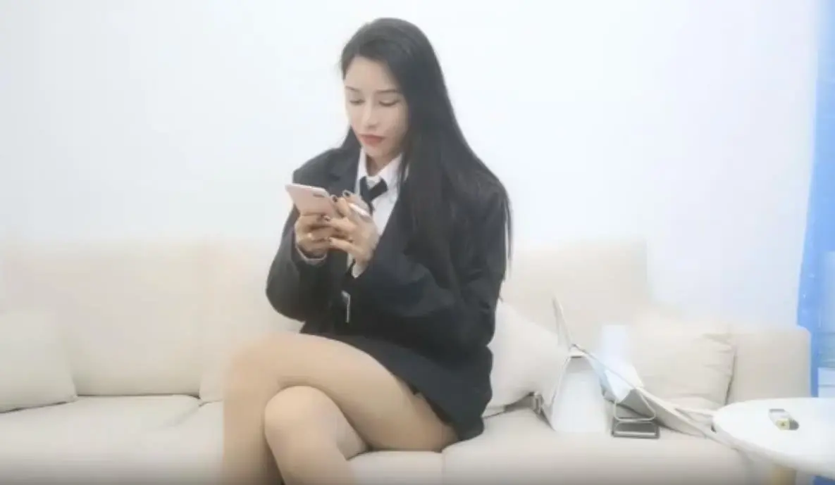 黑色外套长腿妹,舌吻口交肉丝撕裆站立后入猛操1