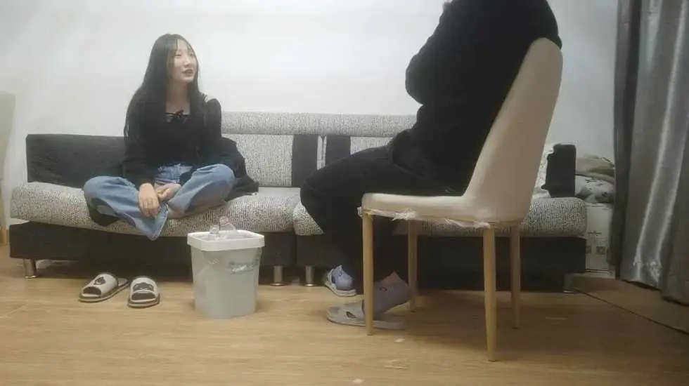 在读大学生为了提高生活质量,晚上兼职做小姐