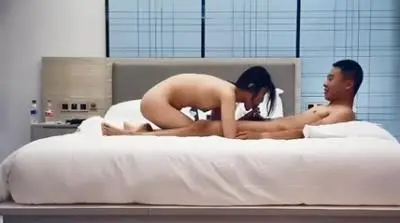 约到脸正身材好的妹子,便与她从沙发运动到床上去