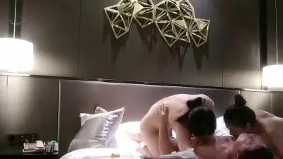 酒店电召两个兼职援交女双飞,轮流操起来!