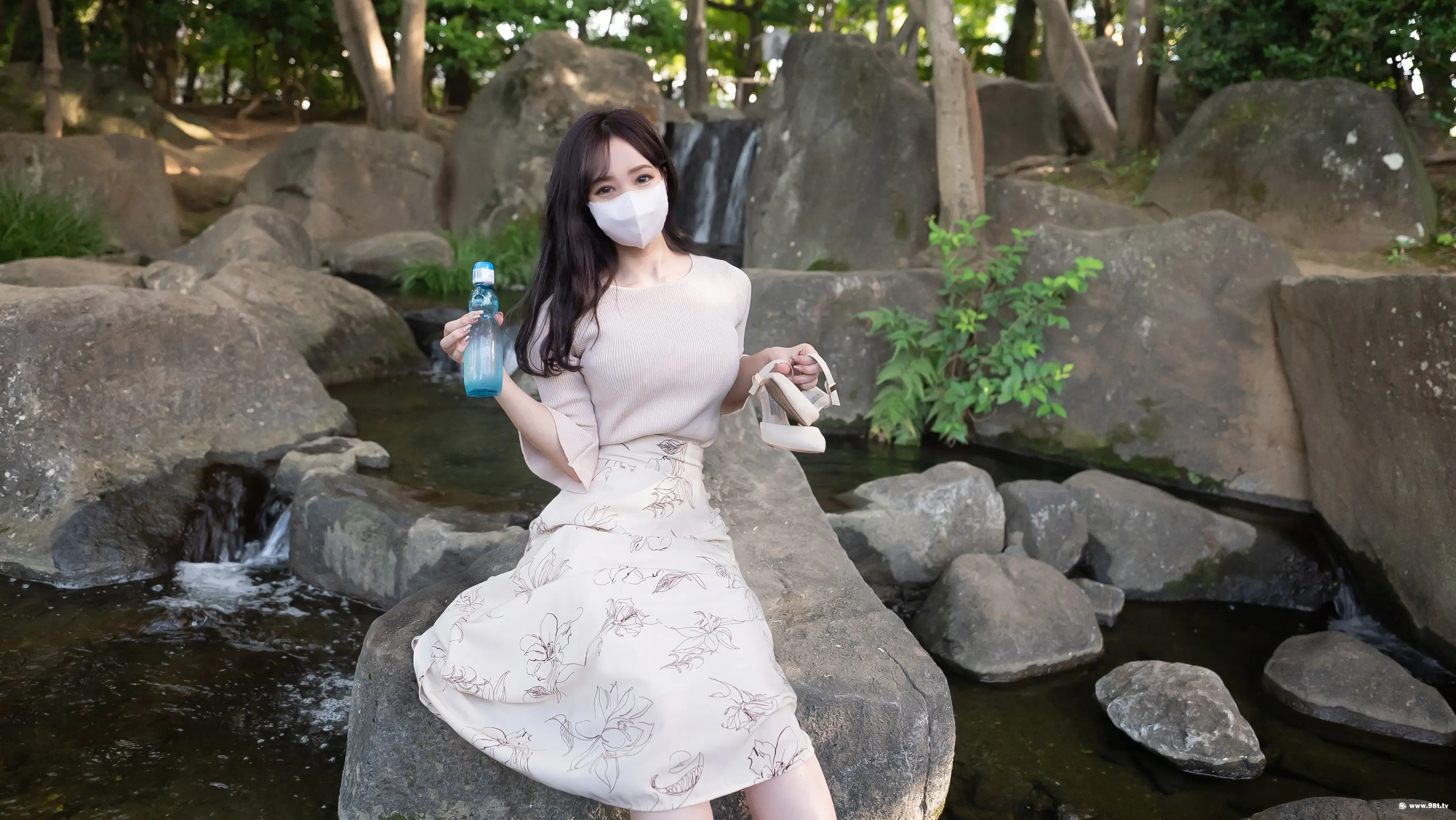 第一次摄影!!电影画风!高学历护理学部的美白巨乳女大学生!!对象魅惑的块一样的情欲性的身体生中出&漂亮的脸颜面射