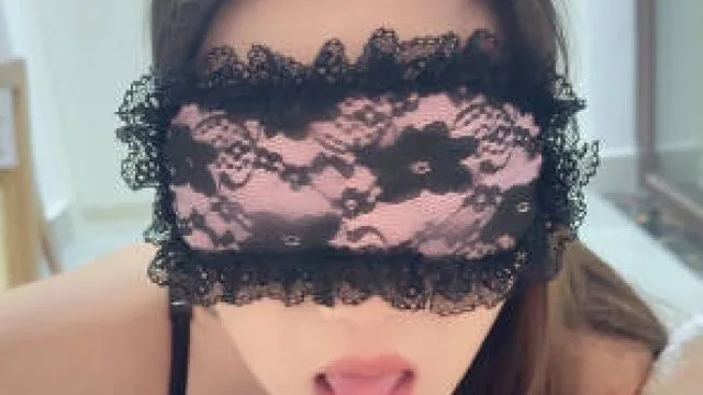 爽玩白嫩气质美女镜前调教多角度玩弄爆操最后内射灌满了