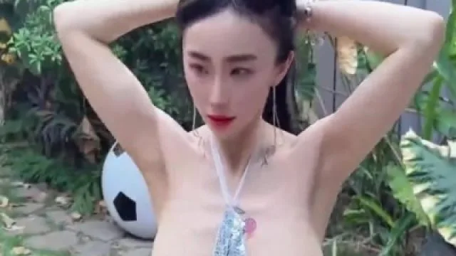 东北网红反差母狗大表姐在户外洗澡排尿