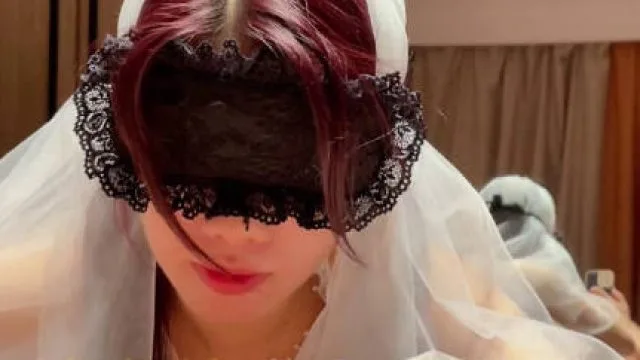 萝莉的婚纱情趣制服柔和的灯光下有道绝美的身影