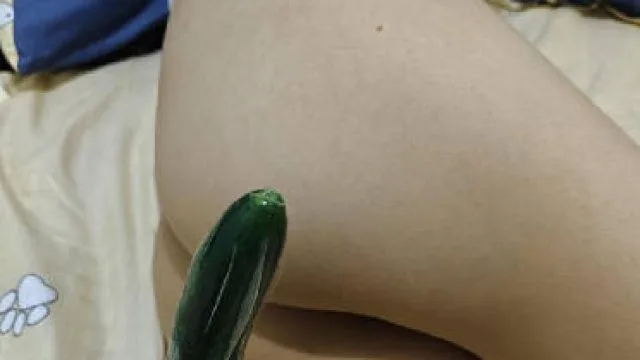 大黄瓜自己调教狐狸眼小骚妹大黄瓜插得她直接高潮