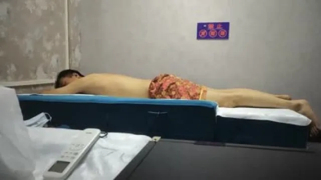 眼镜小哥还没开始按摩老二就翘得老高-燕姐
