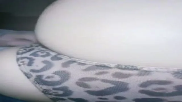 醉酒的小姨子被偷奸长裙蜜臀美穴后入抽插湿漉漉的小穴又爽又晕内射精液后逃跑