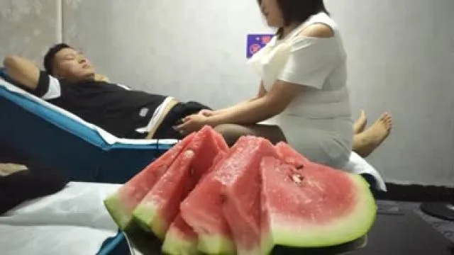 个体户小老板按摩店被技师引诱操逼-燕姐