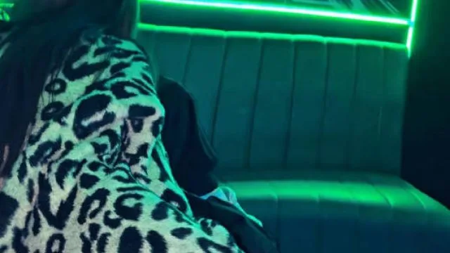 在KTV当着小外甥面操姐姐并内射被他看到了疯狂又刺激