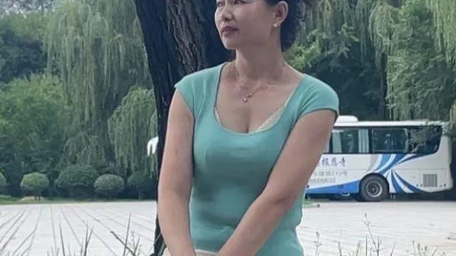 老爸说他出差去了妈妈在家里被我操成了母狗
