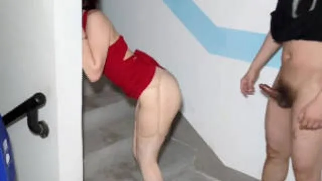 和嫂子公园露出被碰到的外卖员狂操内射