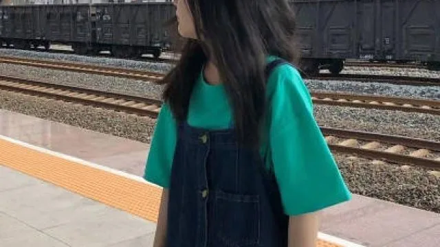 让18岁的小妹妹穿上半腿袜一起多人5P