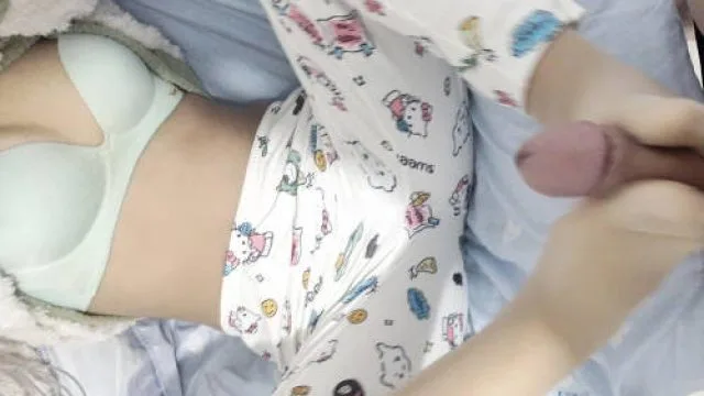 你跟我闺蜜你俩在我床上玩挺刺激