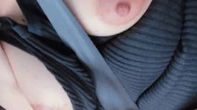 我在全神贯注的开车护士小母狗却在一旁发骚