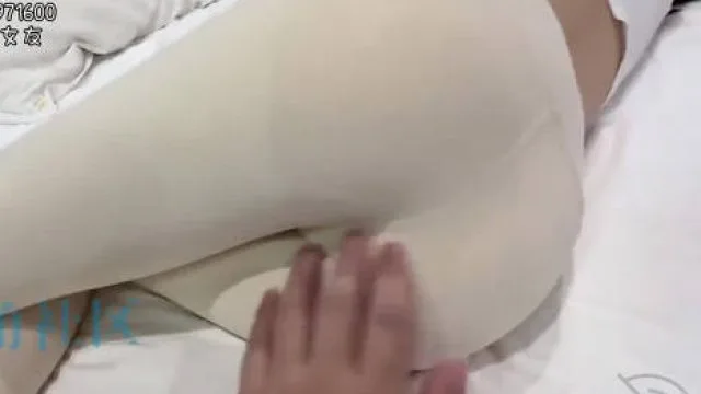 和身穿白色瑜伽裤的小萝莉女友不眠之夜