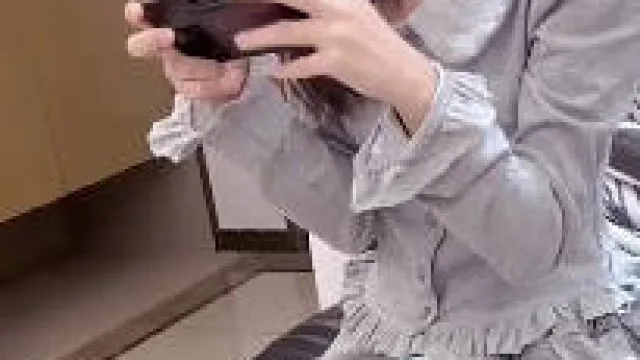 没忍住趁妹妹打游戏对她下手了
