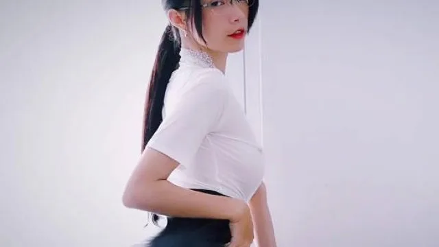 长腿美家教居然穿这么暴露