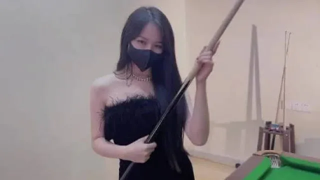 台球桌上认识的气质黑丝女神就在台球室把她操翻