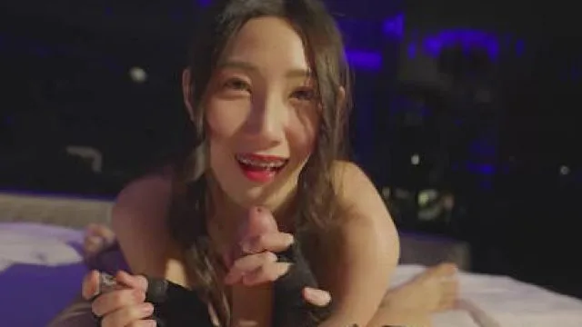 天美传媒TMW159清纯女孩POV约会夜晚的淫荡反差
