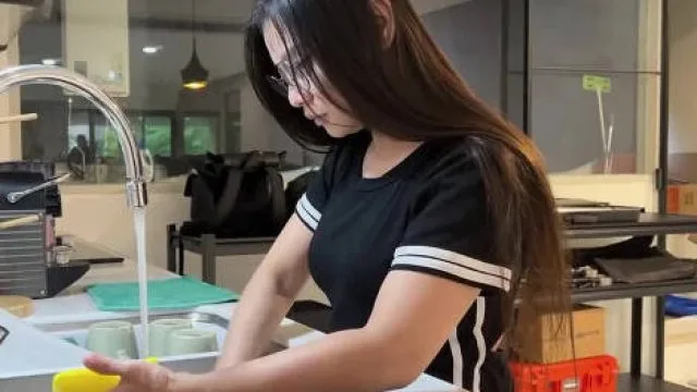 上门讨债没钱还只好用老婆的身体抵利息