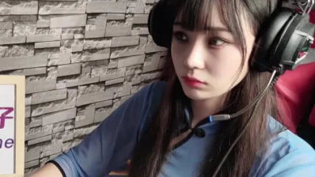 电竞少女COS西施约见网友不料被内射中出