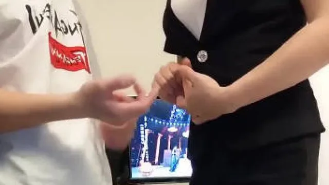 小伙叫来客房服务看到穿黑丝把持不住直接内射