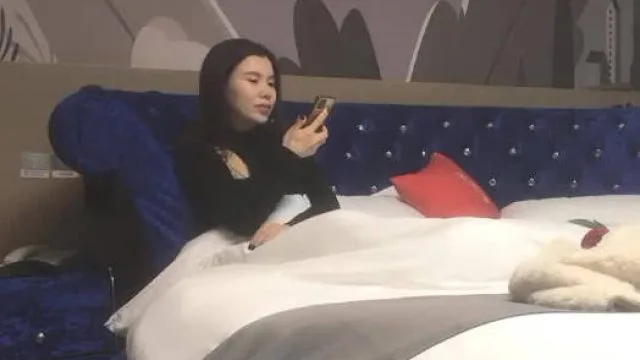 古月探花02-18妩媚黑丝小姐
