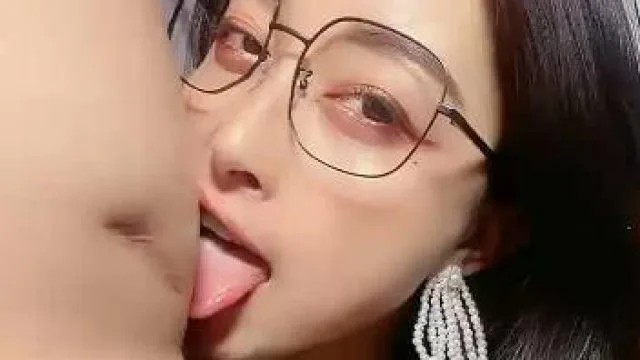 气质眼镜御姐和炮友啪啪