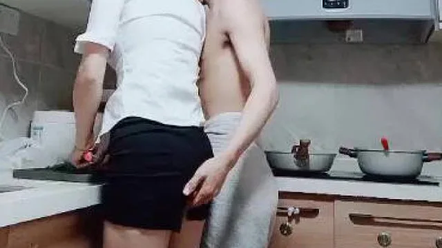 女友正在做饭被男友强硬抱床上啪啪