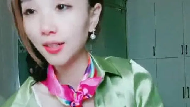 穿上黑丝空姐制服被内射