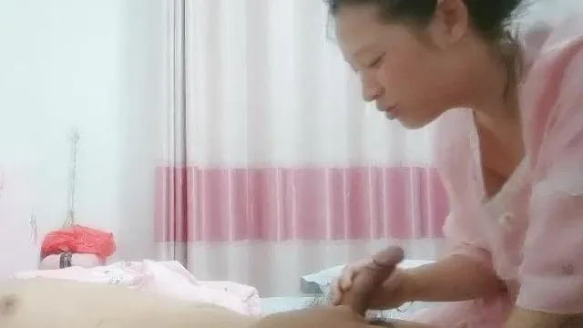 村里的熟女丈夫出门打工半年多了