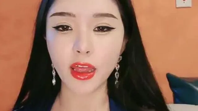 女主播国产卡戴珊自慰给网友看