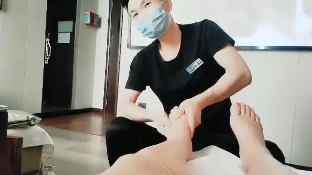 熟女探花01-15午休做个脚底按摩