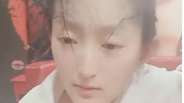 逼毛还没长的零零后嫩妹子被大叔干得哇哇叫