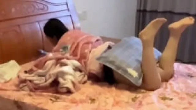 趁爸妈出门后立马强奸姐姐