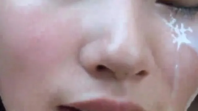 小伙开车带女友到野外的浪漫之旅