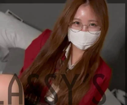FC2PPV-4665799 戴眼镜的18岁可爱女孩