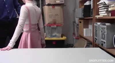 用大鸡巴教训行窃的姑娘让她深深记住这次的教训