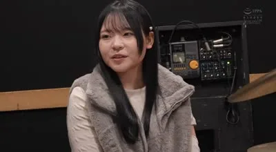 CAWD-826 満足できる男とセックスに巡り会えず男を漁りまくる現役JDドラム美女がうねりとグルーヴを生み出す腰使いで リズミカルにイキ跳ねブッ飛びAVデビュー 出口結絆