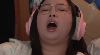 OFES-004 こども部屋から一歩も出ない陰キャヒキニート0点の姉は、長年の引きこもり生活で超爆乳＆超デカ尻！まだ見ぬ本物おち○ぽとの対戦に向けて鍛錬オナニー。お姉ちゃんがセックス相手としては120点のドスケベボディにレベルアップしていた件。 藤沢麗央