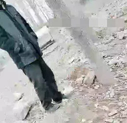 燕姐户外勾引村头闲待的老头一起上山老色鬼说自己保守
