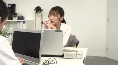 HALT-068 休日出勤中、脚長爆美女上司の履きっぱなしムレムレ黒パンストに包まれたパーフェクト 木下ひまり